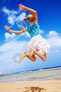 小女孩在沙滩上玩花样蓝图片