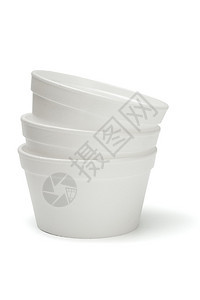 白色背景上堆叠在一起的聚苯乙烯泡沫塑料碗背景图片