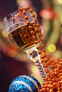 圣诞装饰和酒杯为节日聚会图片