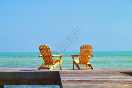 两把椅子等你在下一个假期占用图片