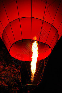 热气球在夜里发光图片
