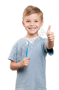 一个小男孩的肖像拿着牙刷图片