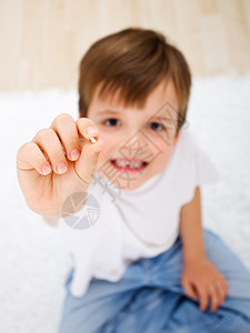小男孩展示他的第一个乳牙图片