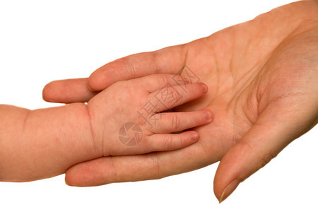 婴儿手在母亲的手臂上在白色背景下被隔离图片
