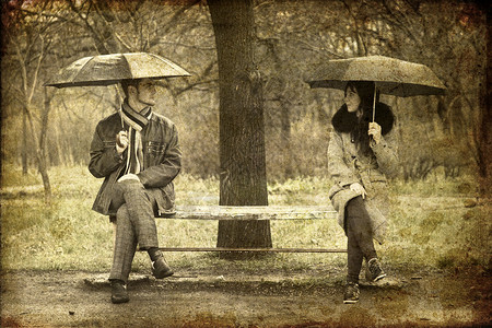 两人在雨天坐在长凳上照片以旧图片