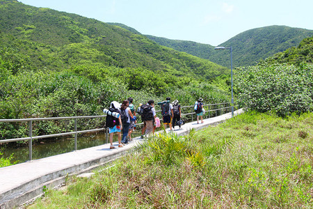 他们在香港山区徒步旅行图片