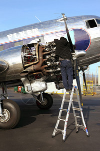 一名飞机技师对DC3发图片