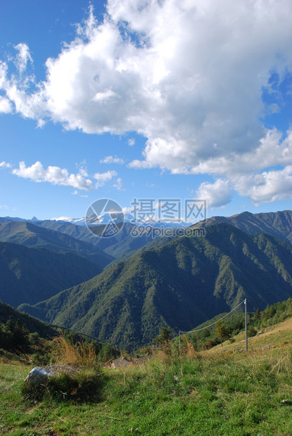 夏季阿尔卑斯山脉全景罗莎山底背景意图片