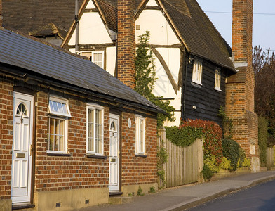 典型英国村庄的房子图片