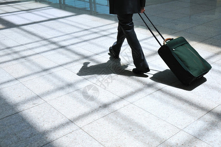 现代机场环境下商人提着手提箱在轻高清图片