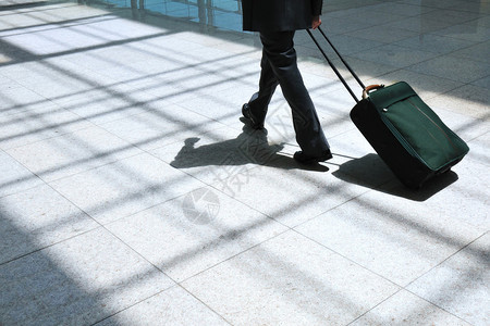 现代机场环境下商人提着手提箱在轻图片