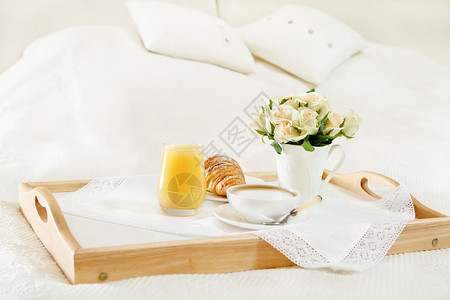床上早餐加咖啡橙汁和盘子图片