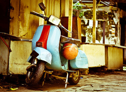 古老的瓦斯帕摩托车在中华背景图片