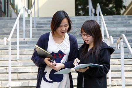 大学校园里的亚洲学生图片