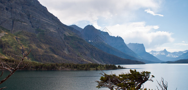 圣玛莉湖景从远足路线背景图片