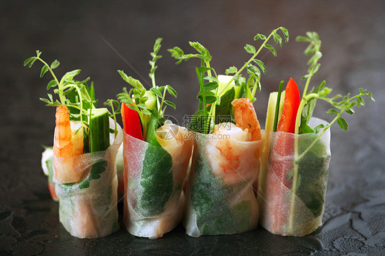 越南米纸卷配虾和蔬菜图片