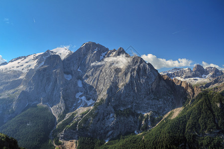 Marmolada山夏季景色图片