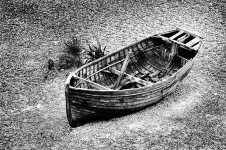 联合王国布赖顿海滩的老渔船黑图片