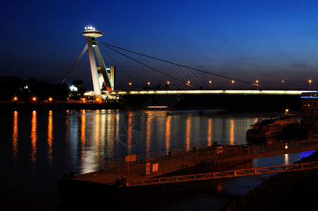 布拉迪斯拉发新桥在夜间图片