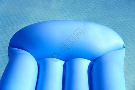 游泳池里的蓝色垫子图片