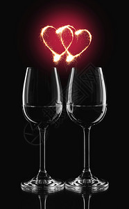 两杯葡萄酒和两个恋人热心浪图片