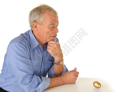 老年男子带着他的金蛋他的财富和储蓄图片