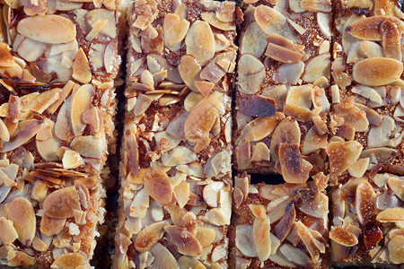 一片黎巴嫩纳莫拉蜂蜜和血清蛋糕的片板图片
