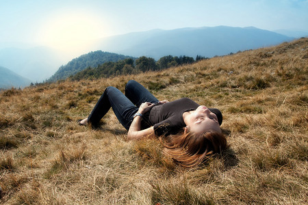 躺在草丛中的山女图片