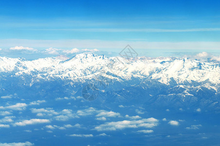 冬天雪下的高山背景图片
