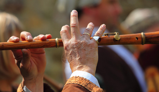 中世纪音乐表演时笛手的详图片