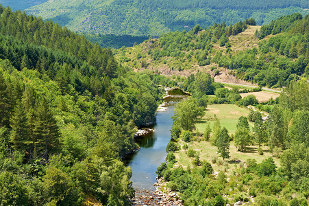 法国阿尔卑斯山峡谷底部的河流图片
