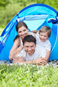 在大自然的帐篷里有孩图片