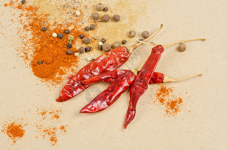 棕色背景中的干辣椒和其他种类的辣椒香料图片