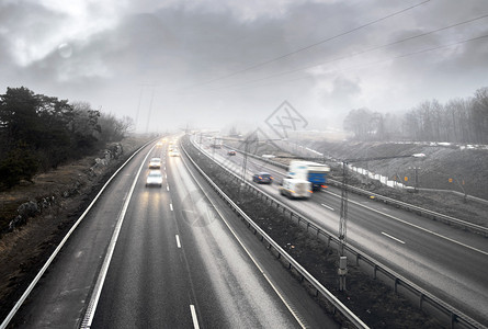 大雾雨天高速公路上的交通图片