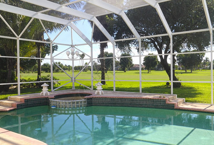 美丽的住宅筛选游泳池配有院子家图片