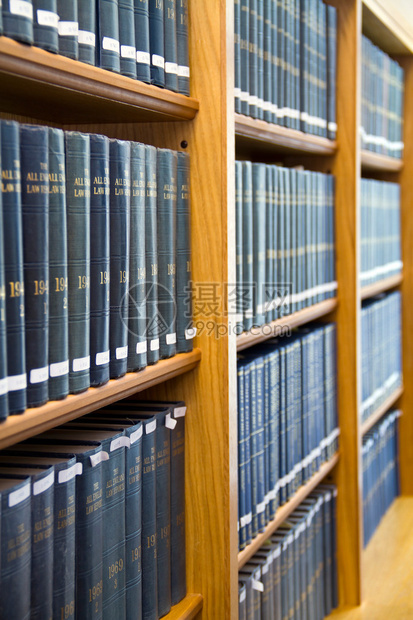 堆在书架上的蓝法律书籍图片
