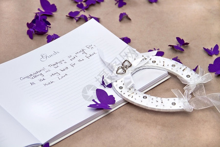 带幸运马蹄和紫蝴蝶的开放婚纱来宾背景为图片