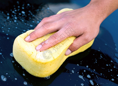 用黄色海绵和肥皂洗手汽车代客图片