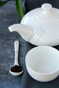 灰色背景中的小白茶杯和水壶图片