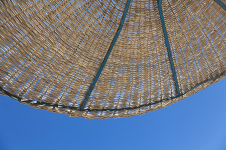希腊蓝色天空中的草滩图片