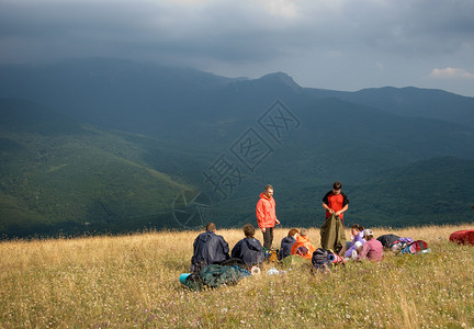 徒步旅行者在山坡上休息图片