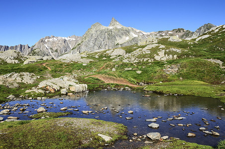 背景中的山湖与高山图片