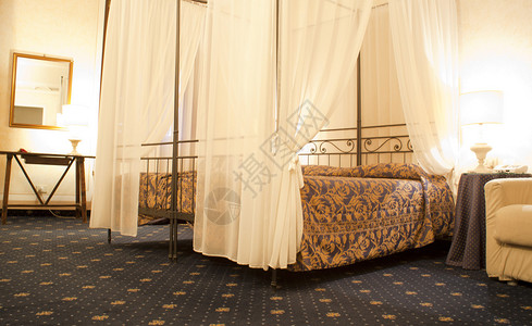 在albergue房间里有天篷的床图片