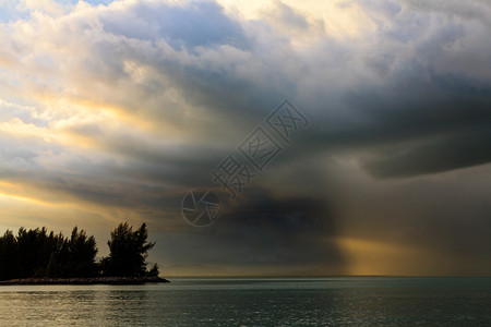 雷雨与被太阳点燃在湖图片
