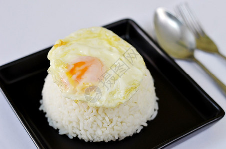 蒸米饭上的美味煎蛋背景图片