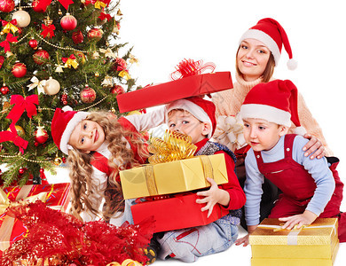 在圣诞树附近带着孩子的快乐家庭打开礼物图片