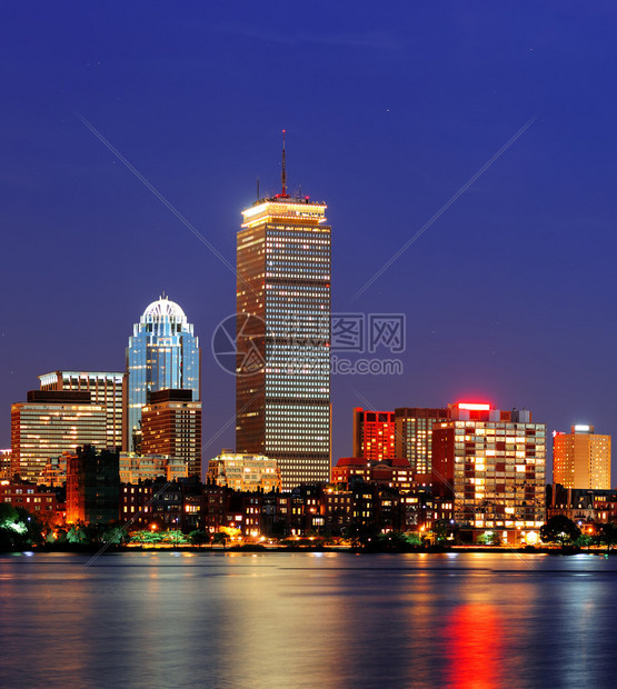 波士顿城市黄昏时段的天际与谨慎塔和查尔斯河上空的城市摩天大楼图片