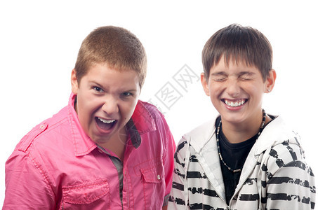 两个十几岁的男孩笑得像疯狂图片