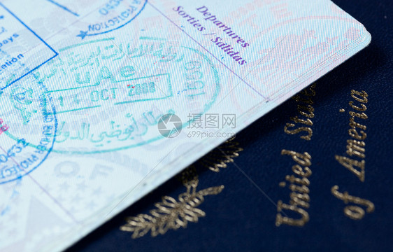 在阿联酋迪拜或阿布扎比的美国护照上印有签证和移民邮图片