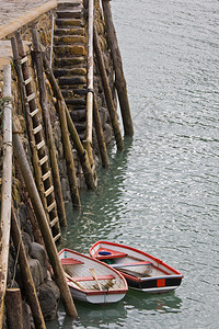 英国克洛弗利古渔村的海港墙图片